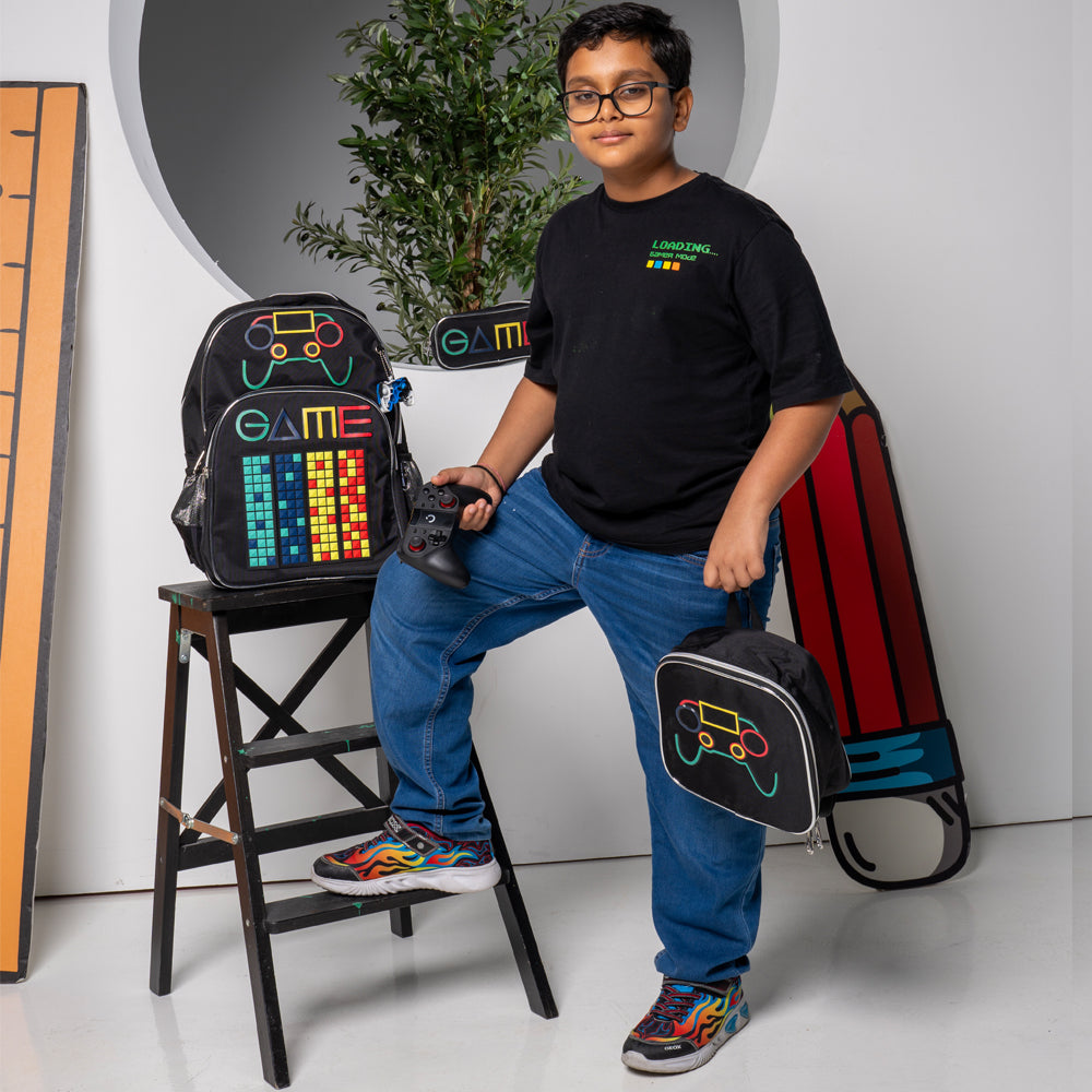 حقيبة مدرسية من إيزي كيدز، مقاس 17 بوصة، مجموعة من 4 قطع مع حقيبة غداء وحقيبة أنشطة وحافظة أقلام، مناسبة للاعبي الجيل Z - لون أسود