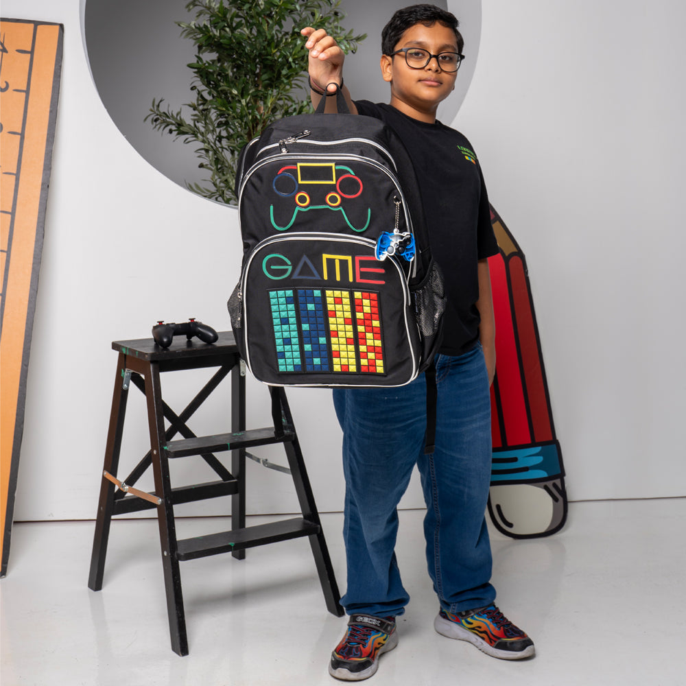 حقيبة مدرسية من إيزي كيدز، مقاس 17 بوصة، مجموعة من 4 قطع مع حقيبة غداء وحقيبة أنشطة وحافظة أقلام، مناسبة للاعبي الجيل Z - لون أسود