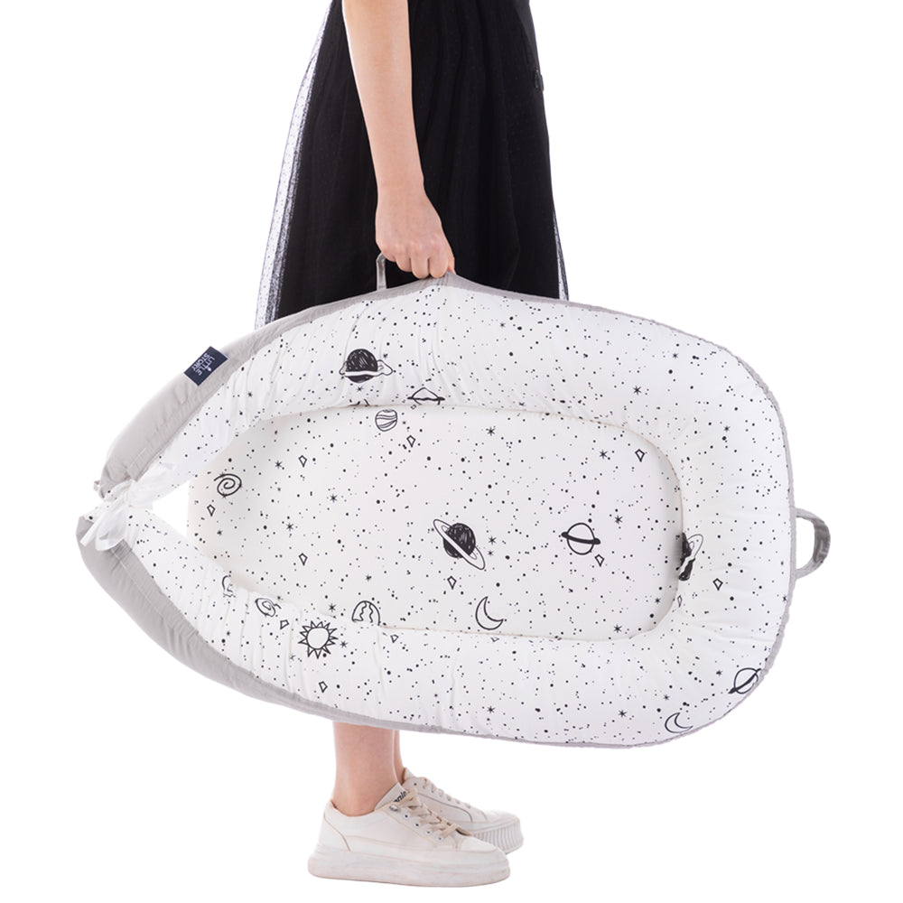 سرير استرخاء ناعم قابل للتنفس من ليتل ستوري لحديثي الولادة - جالاكسي