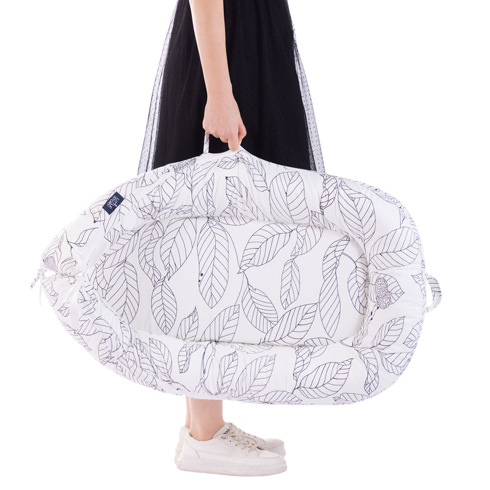 سرير استرخاء للأطفال حديثي الولادة من Little Story مصنوع من ألياف ناعمة قابلة للتنفس - أبيض فلورا رمادي