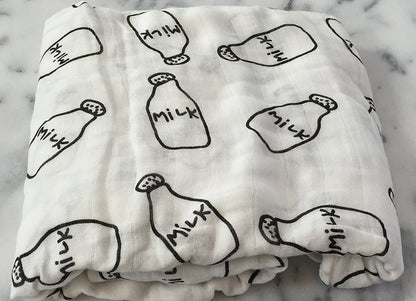 طقم لفافة ومريلة من الموسلين - مقاس كبير جدًا - زجاجة حليب